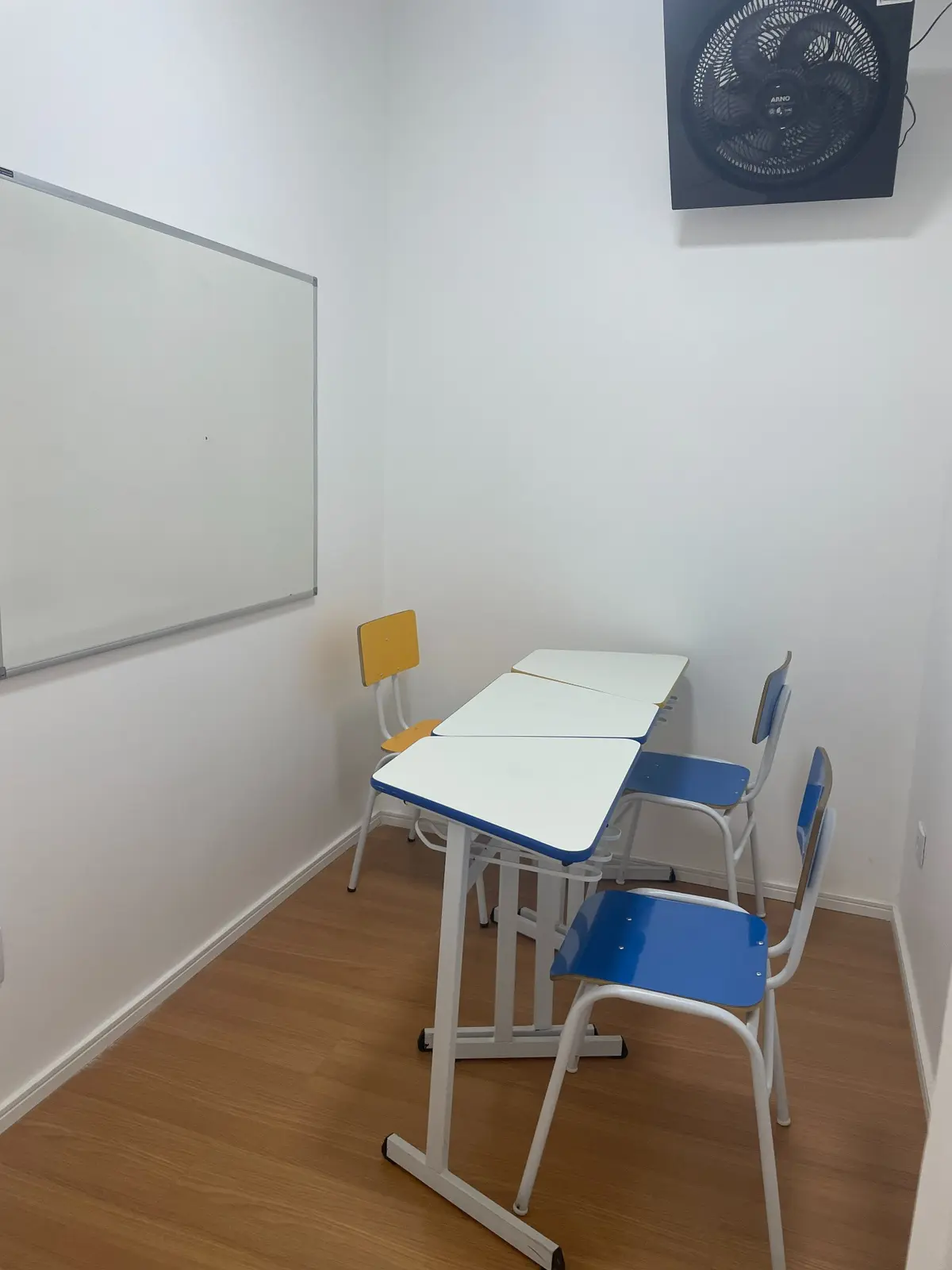 Sala de aula da Sakey Educa com quadro branco, mesas e cadeiras